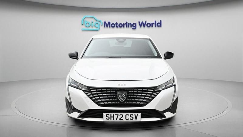 Used Peugeot 308 Allure 130 HP (95 kW) 2022 White Hatchback