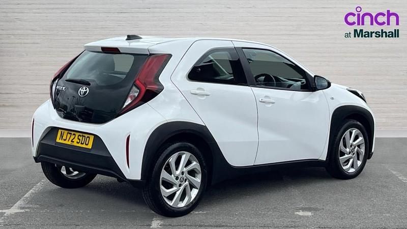Used Toyota Aygo X PURE 72 HP (52 kW) 2022 White SUV