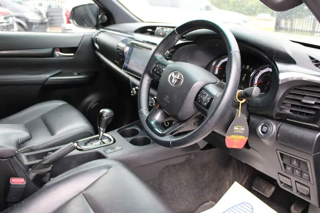 Used Toyota HiLux Luxury 150 HP (110 kW) 2019 Black Pickup