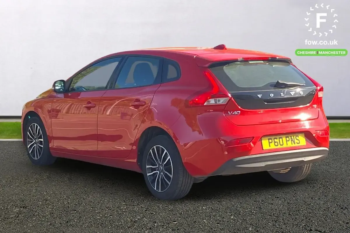 Begagnad Volvo V40 Momentum 122 HK (89 kW) 2018 Röd Halvkombi