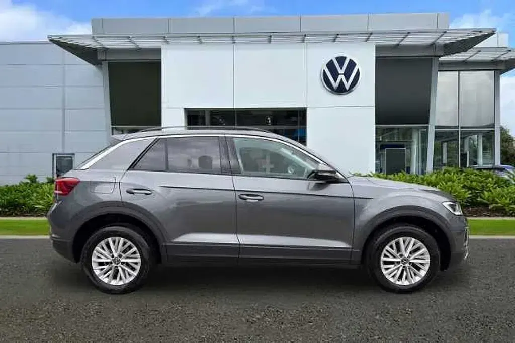 Usado VW T-Roc Life 150 CV (110 kW) 2024 Gris SUV