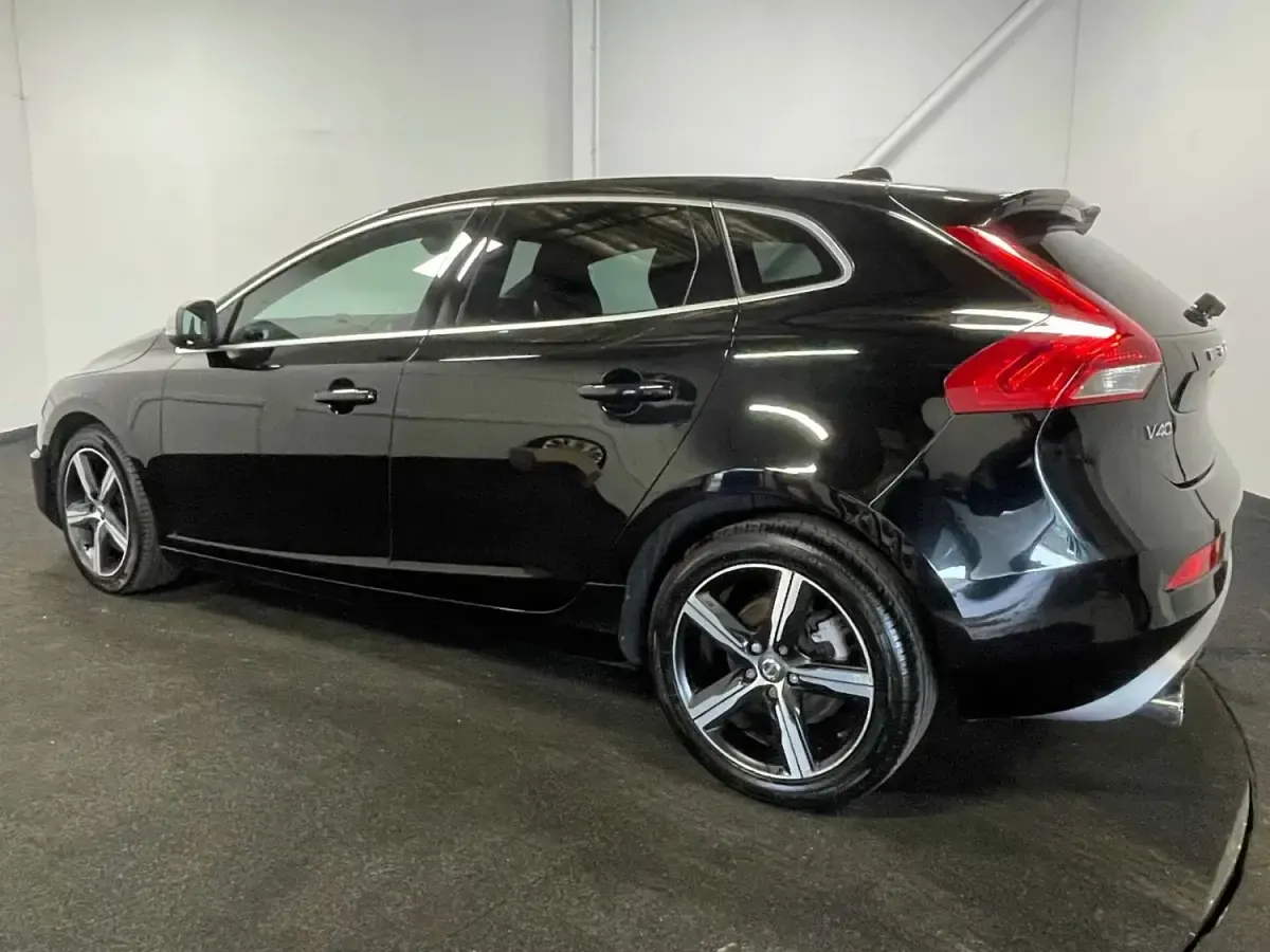 Begagnad Volvo V40 R-Design 152 HK (111 kW) 2019 Svart Halvkombi