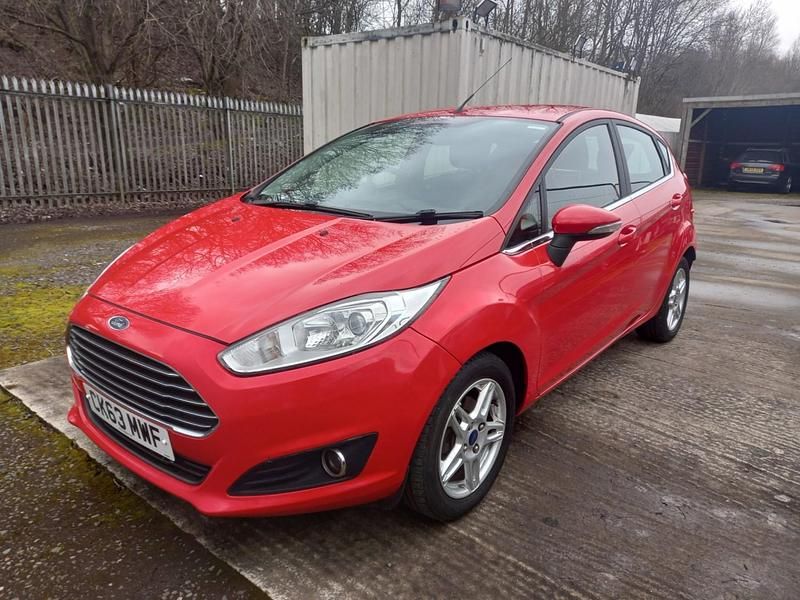 Usado Ford Fiesta Zetec 82 HP (60 kW) 2013 Vermelho Citadino