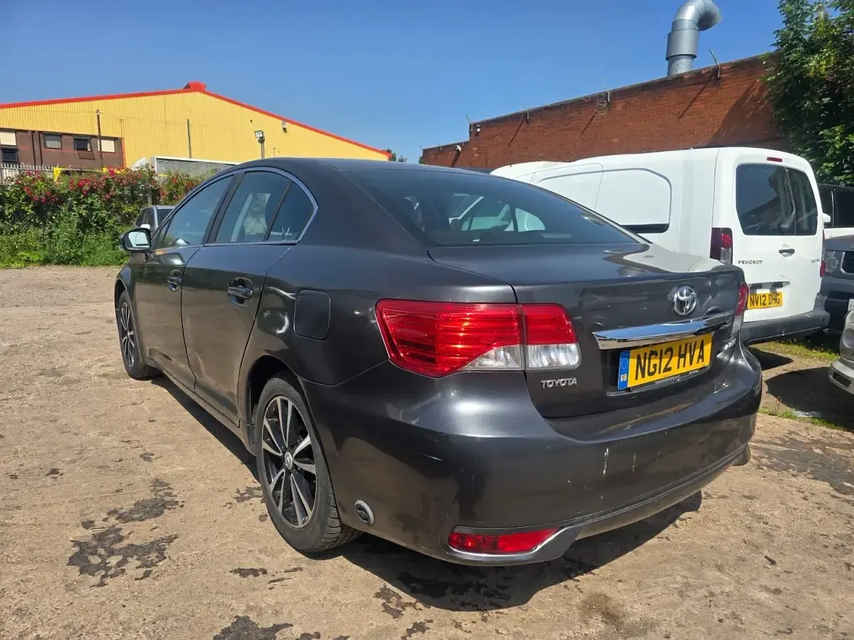Used Toyota Avensis 147 HP (108 kW) 2012 Grey Sedan
