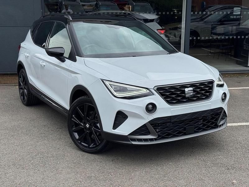 Glacial wht+blk New 2025 Seat Arona Black Edition SUV | £23,595 (Expensive) - Image 1/4