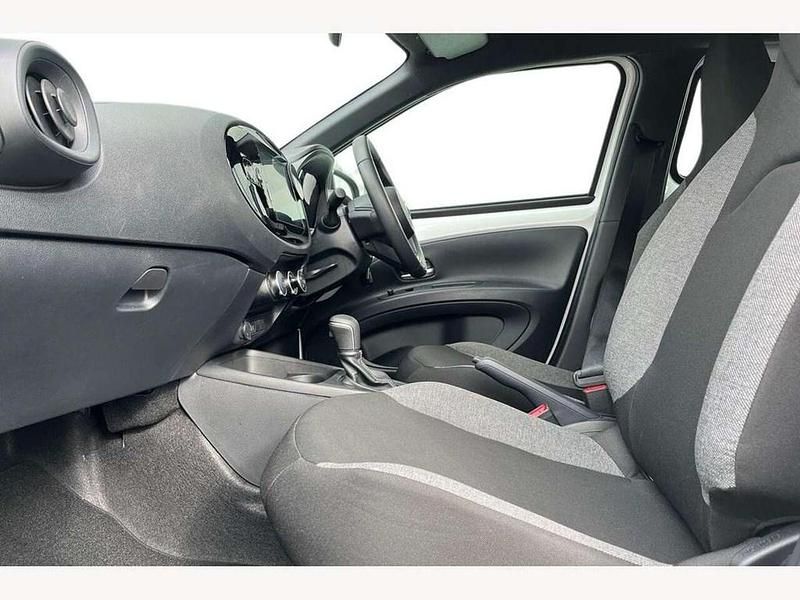 Used Toyota Aygo X PURE 72 HP (52 kW) 2025 White SUV