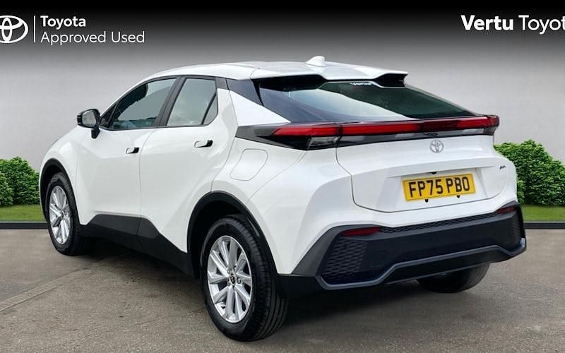 Used Toyota C-HR 140 HP (102 kW) 2025 White SUV