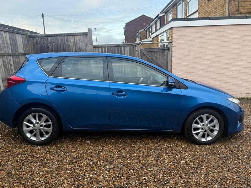 Used Toyota Auris Multidrive S 132 HP (97 kW) 2013 Blue Hatchback