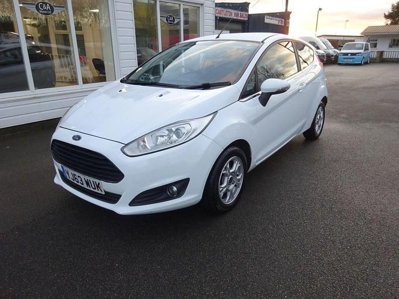 Used Ford Fiesta Zetec 95 HP (69 kW) 2013 White Hatchback
