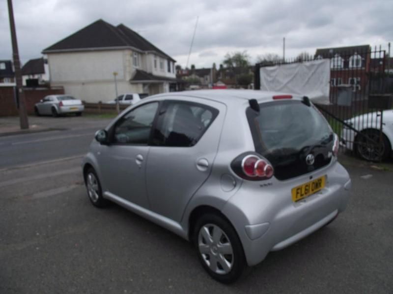 Używany Toyota Aygo 67 KM (49 kW) 2011 Srebrny Hatchback