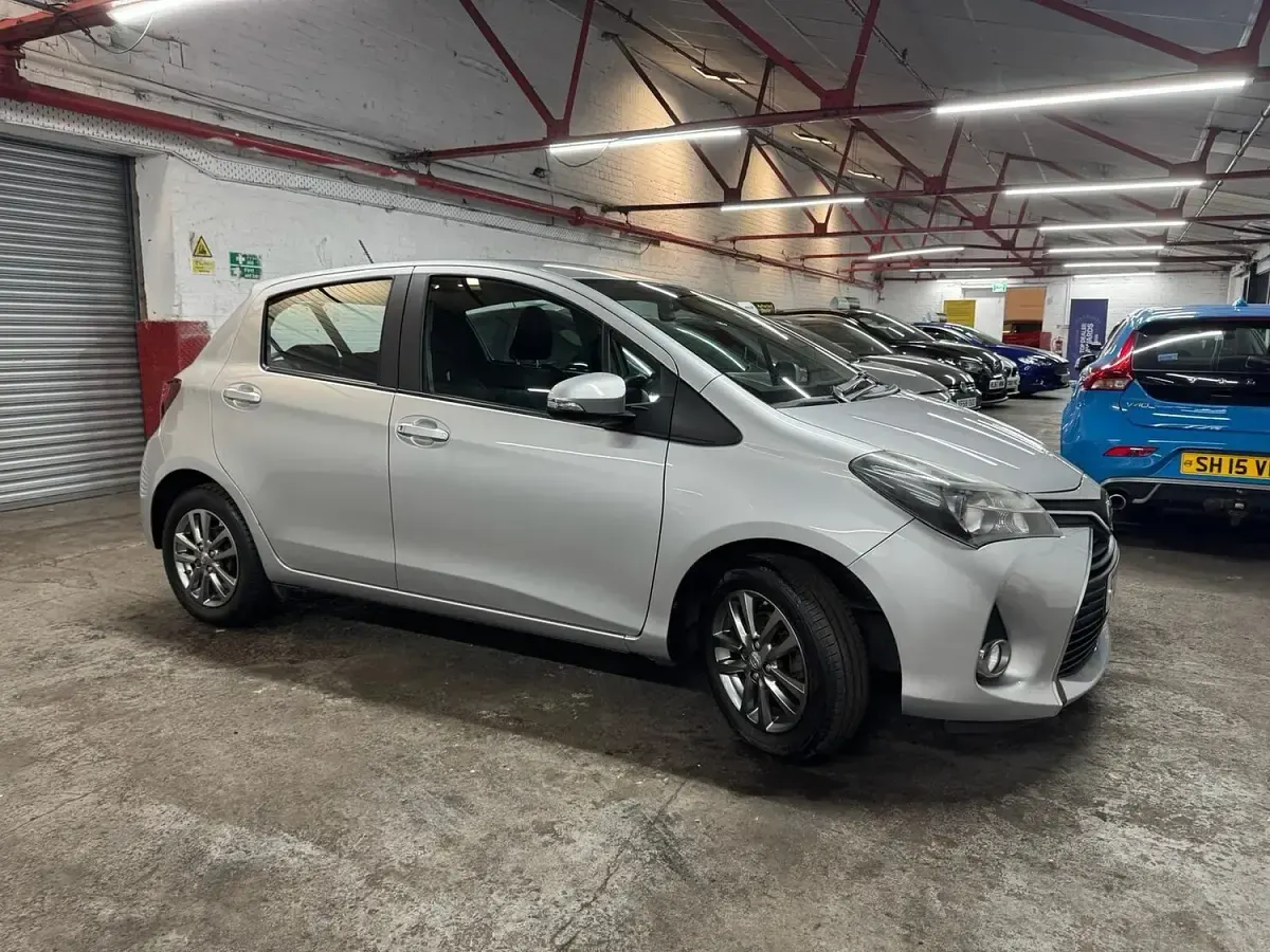Used Toyota Yaris 99 HP (72 kW) 2015 Silver Hatchback