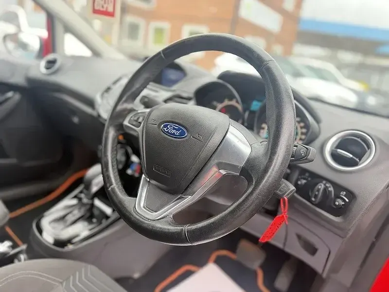 Usado Ford Fiesta Zetec 100 HP (73 kW) 2015 Vermelho Citadino