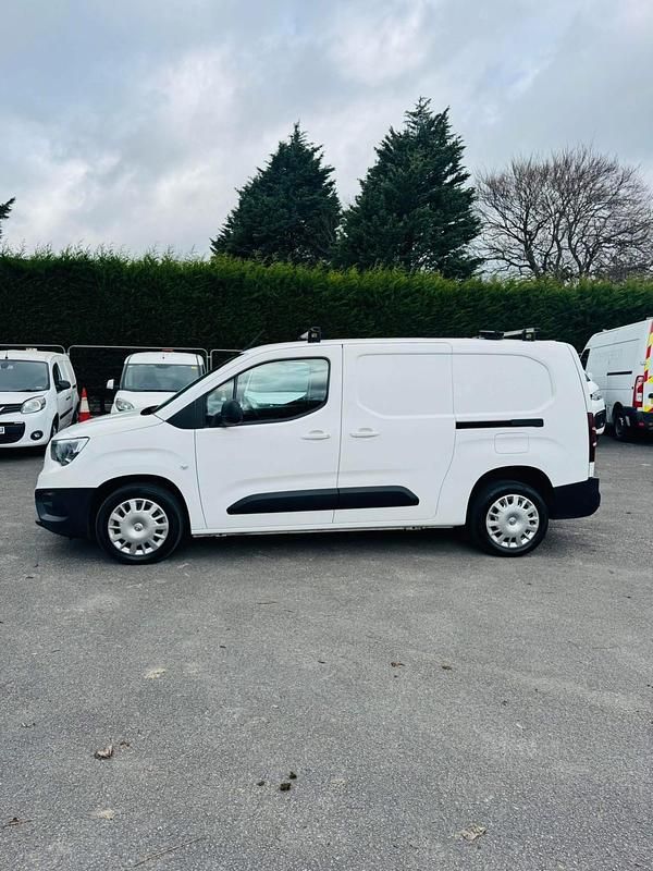 Used Vauxhall Combo Edition 130 HP (95 kW) 2021 White MPV
