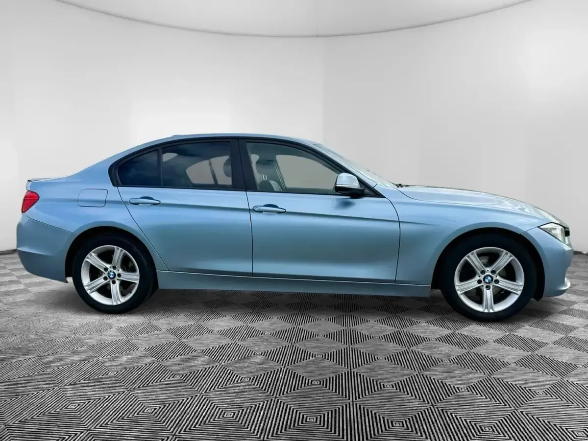 Begagnad BMW 318 143 HK (105 kW) 2013 Blå Sedan