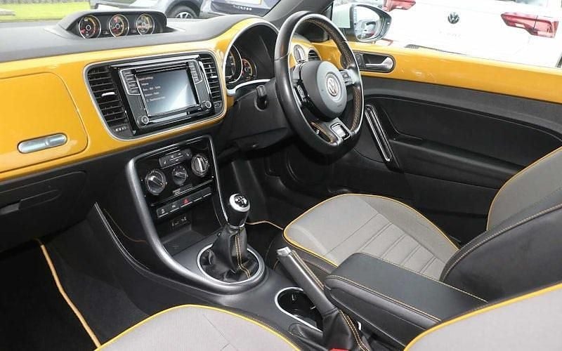 Usado VW Beetle Dune 105 HP (77 kW) 2017 Amarelo Citadino