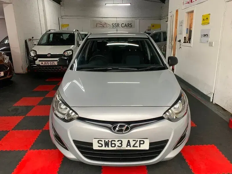 Used Hyundai i20 Classic 85 HP (62 kW) 2013 Silver Hatchback