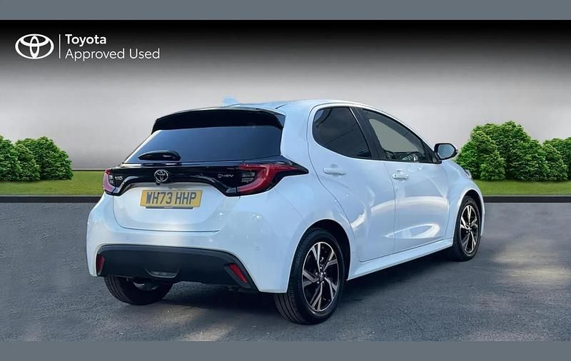 Used Toyota Yaris Hybrid Design 116 HP (85 kW) 2024 Pure white Hatchback