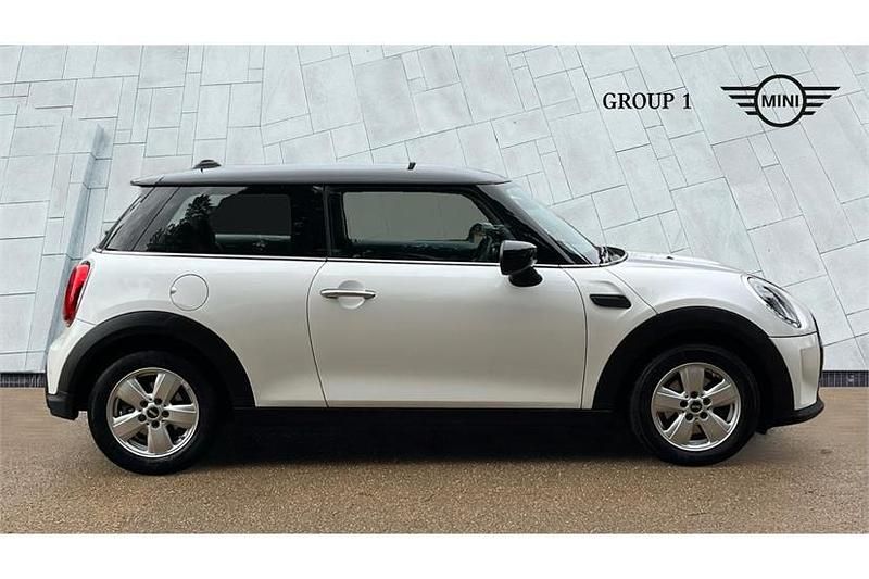 Used Mini Cooper Classic 136 HP (100 kW) 2022 White Hatchback