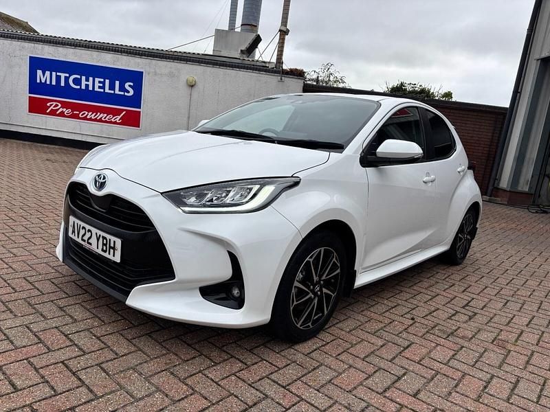 Used Toyota Yaris Hybrid Design 116 HP (85 kW) 2022 White Hatchback