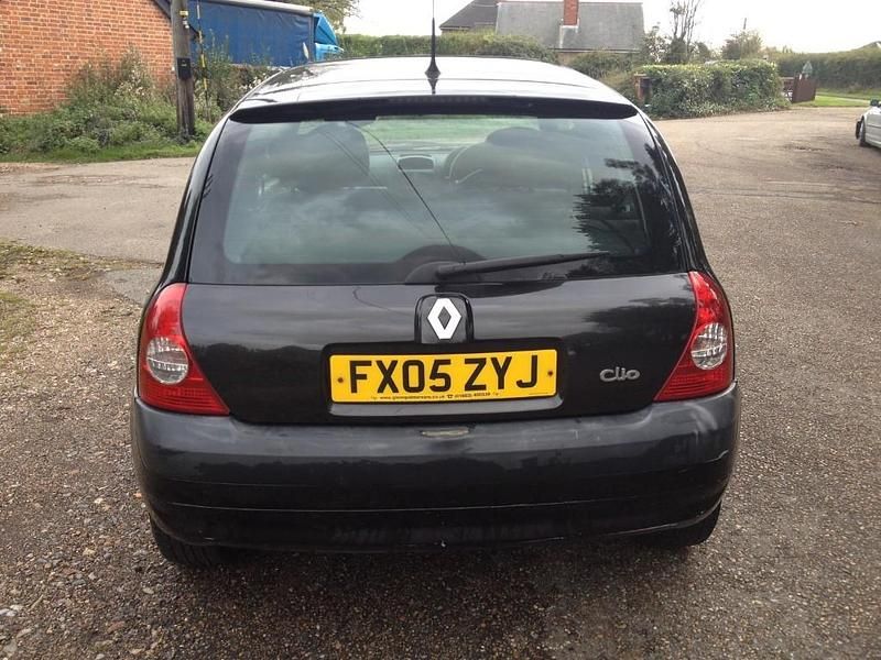 Used Renault Clio II Dynamique 75 HP (55 kW) 2005 Black Hatchback