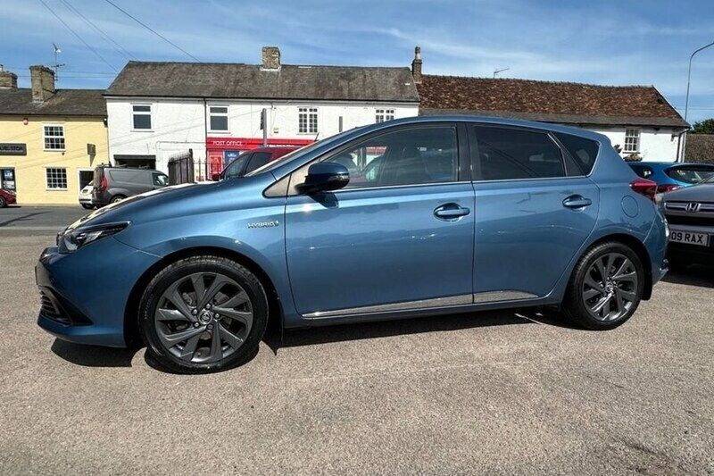 Blue Used 2015 Toyota Auris Hybrid Design Hatchback | £8,250 (Good price) - Image 1/1