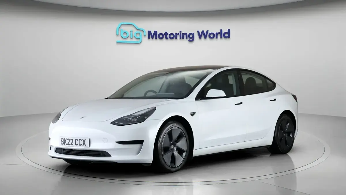 Used Tesla Model 3 Standard Range Plus 239 kW (325 HP) 2021 White Sedan