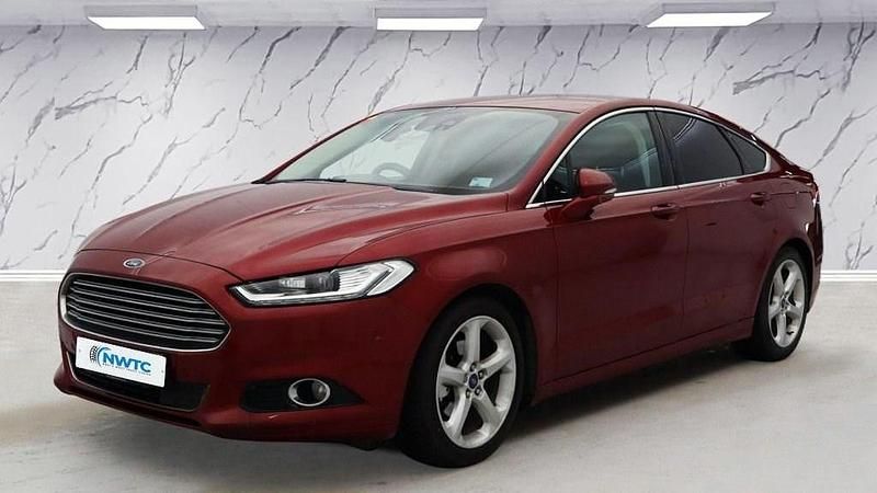Used Ford Mondeo Titanium 160 HP (117 kW) 2016 Red Hatchback