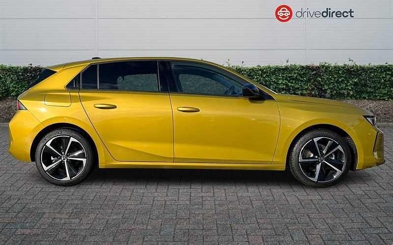 Used Vauxhall Astra S 131 HP (96 kW) 2025 Premium paint  two coat metallic  electric yello Hatchback