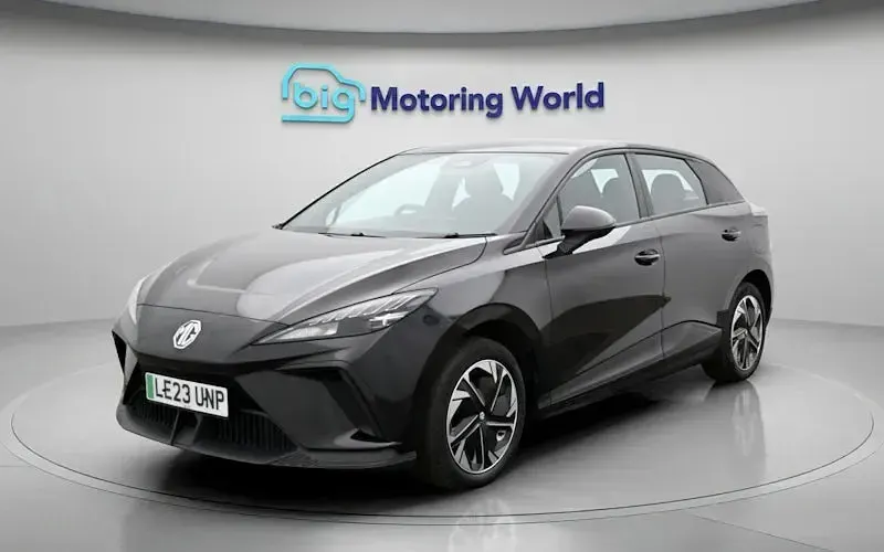 Begagnad MG MG4 EV SE 319 kW (435 HK) 2023 Svart Halvkombi