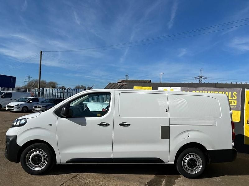 Used Vauxhall Vivaro 100 HP (73 kW) 2023 White MPV