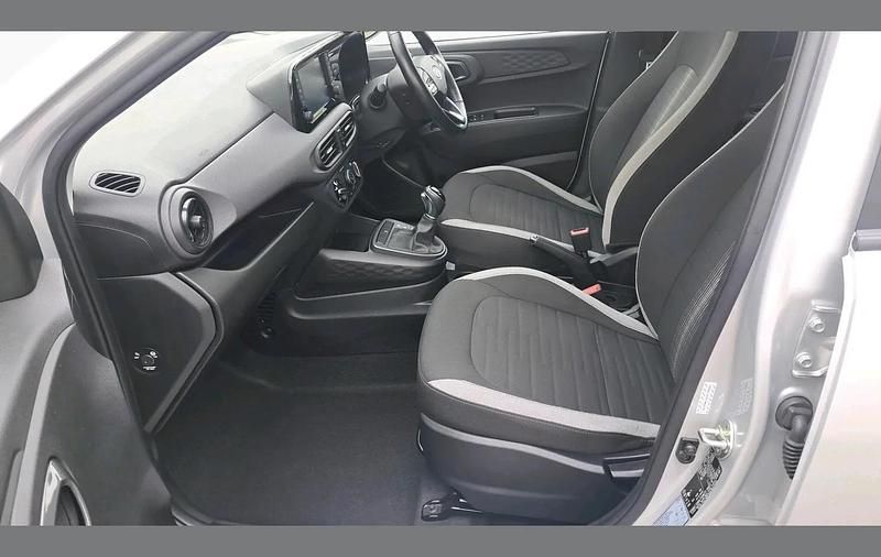 Used Hyundai i10 SE 65 HP (47 kW) 2023 Silver Hatchback