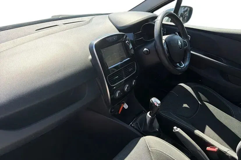 Used Renault Clio Dynamique 74 HP (54 kW) 2017 Glacier white Hatchback