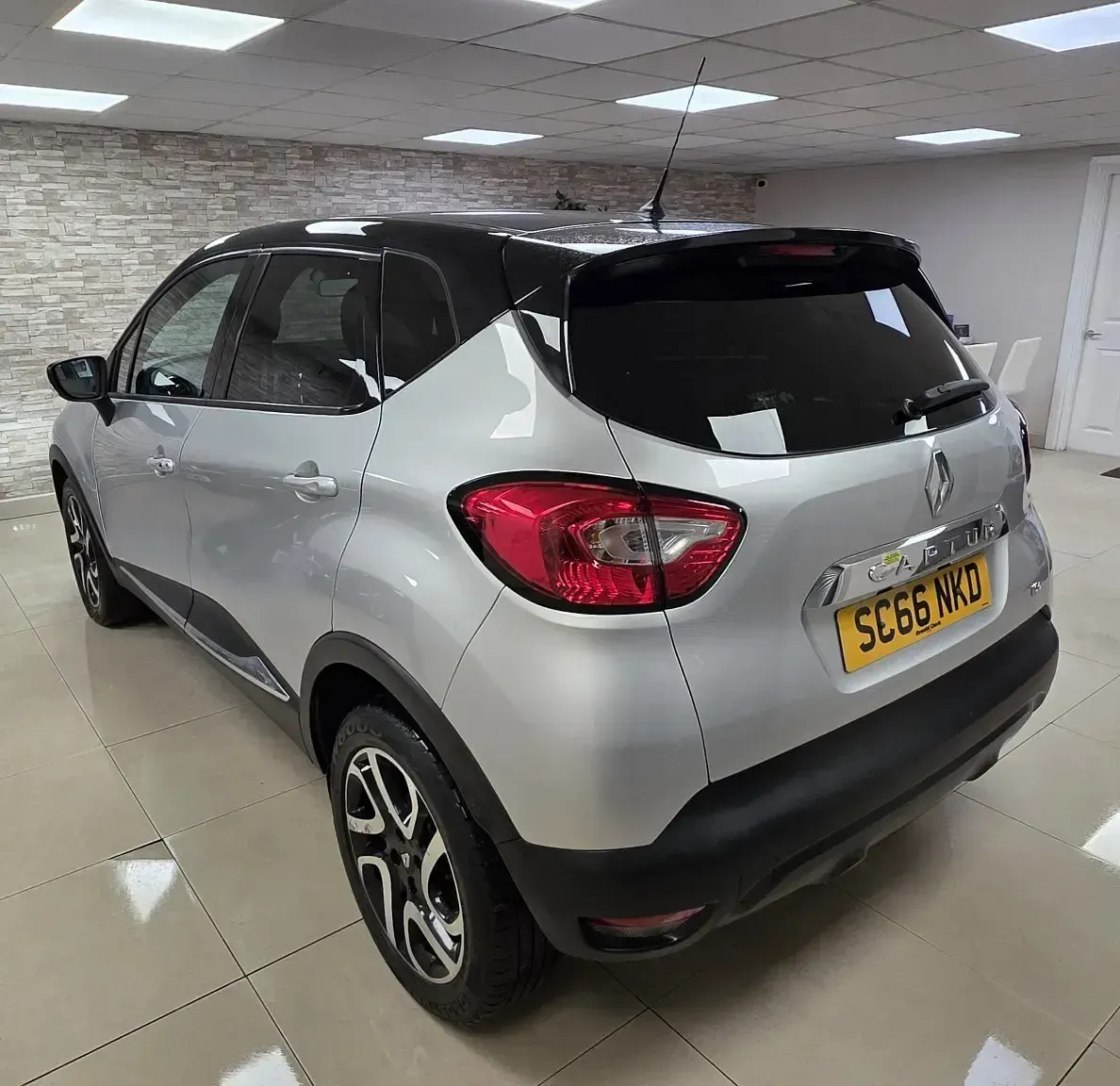 Używany Renault Captur Dynamique 90 KM (66 kW) 2016 Srebrny SUV