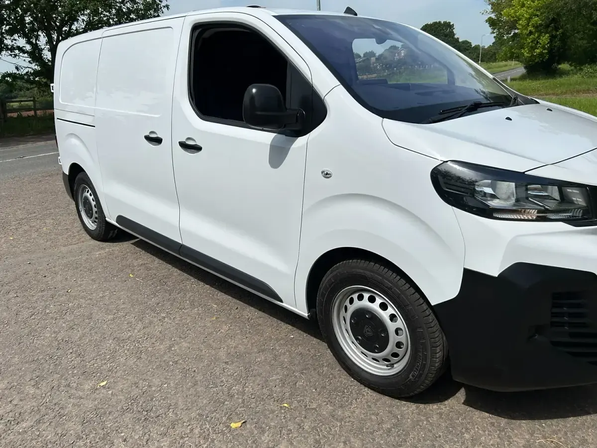 Käytetty Peugeot e-Expert 100 kW (136 HP) 2024 Valkoinen Van