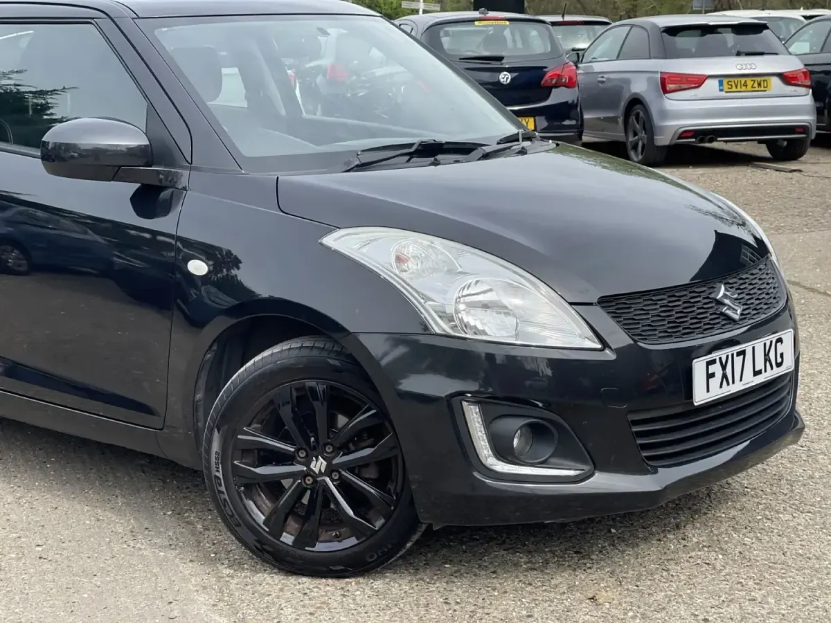 Begagnad Suzuki Swift SZ-L 94 HK (69 kW) 2017 Svart Halvkombi