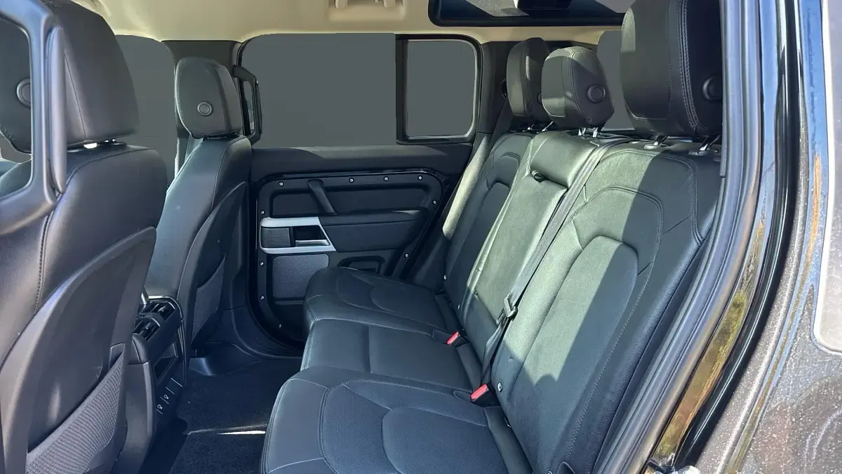 Used Land Rover Defender 249 HP (183 kW) 2023 Black SUV