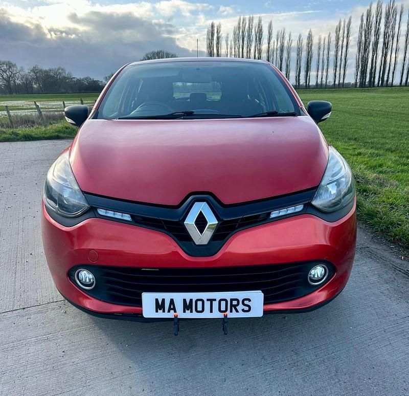 Used Renault Clio IV Play 75 HP (55 kW) 2015 Red Hatchback