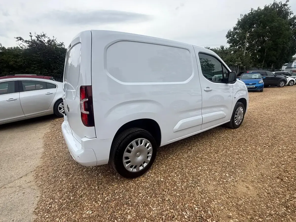 Used Vauxhall Combo S 100 HP (73 kW) 2024 White MPV