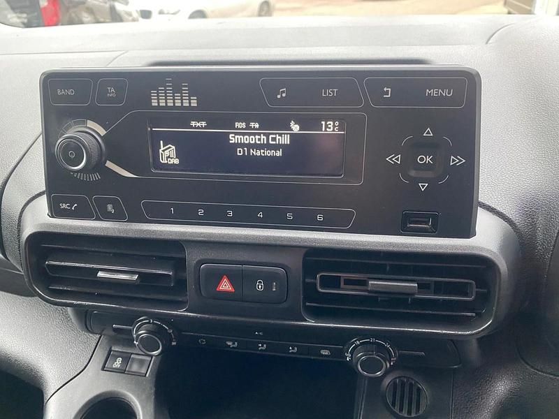 Used Vauxhall Combo 100 HP (73 kW) 2022 White MPV