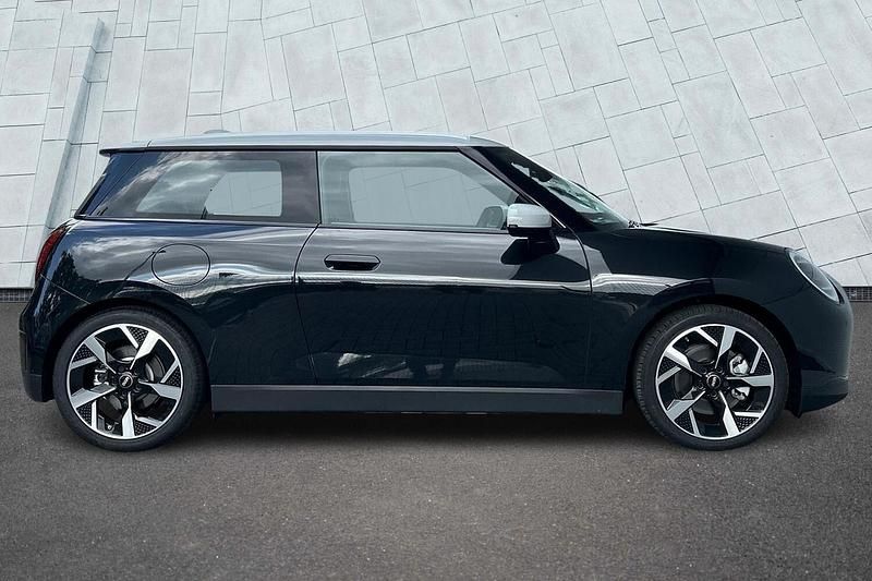 Used Mini Cooper Hatch 133 kW (181 HP) 2024 Black Hatchback