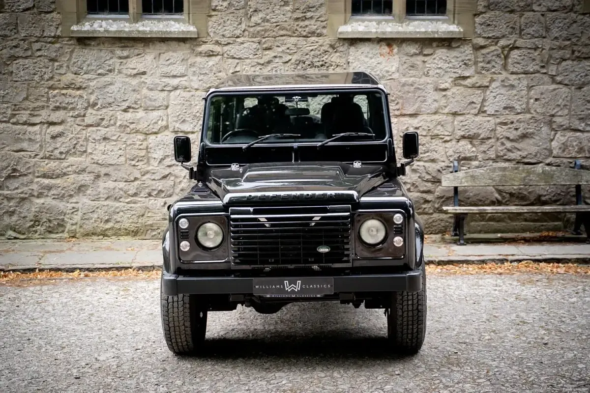 Used Land Rover Defender 122 HP (89 kW) 2009 Black Estate