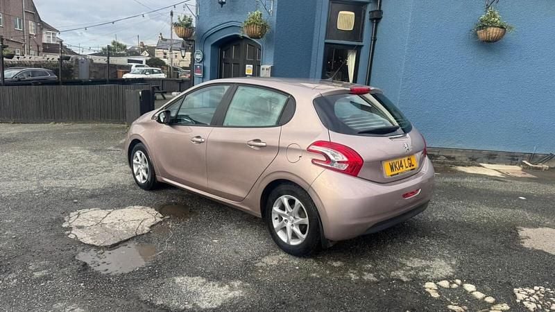 Used Peugeot 208 Active 70 HP (51 kW) 2014 Pink Hatchback