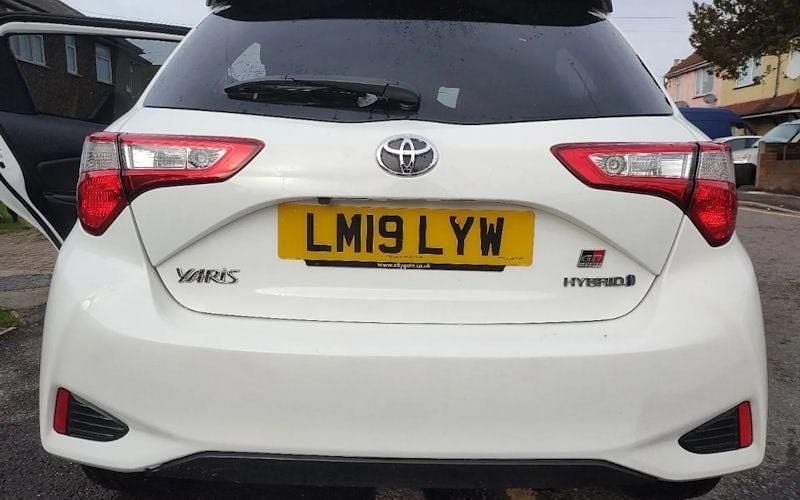 Used Toyota Yaris Hybrid Sport 101 HP (74 kW) 2019 White Hatchback