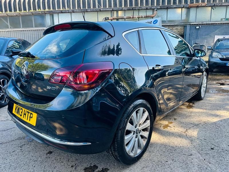 Second-hand Vauxhall Astra Elite 165 CP (121 kW) 2013 Negru Hatchback