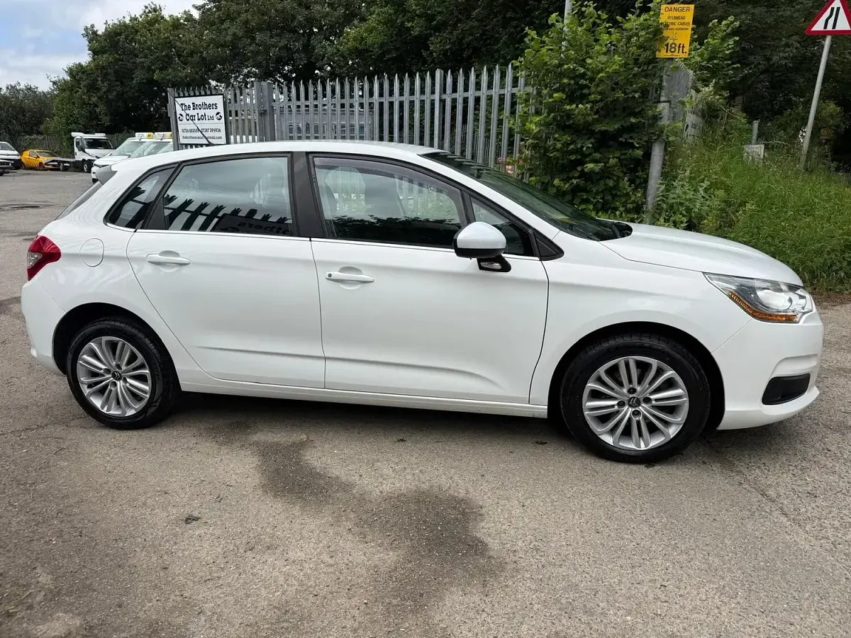 Used Citroën C4 VTR Sport 115 HP (84 kW) 2014 White Hatchback