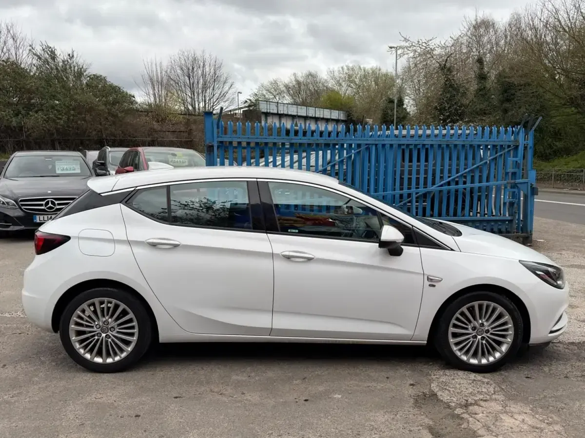 Begagnad Vauxhall Astra Elite 136 HK (100 kW) 2017 Vit Halvkombi