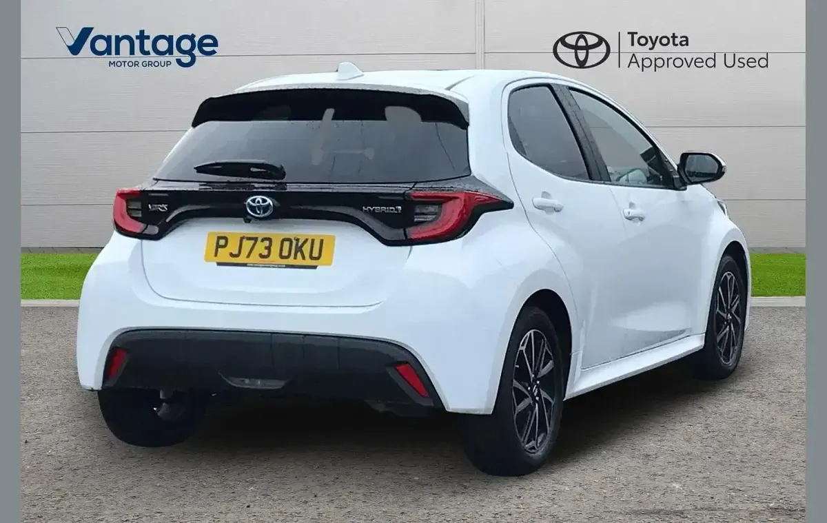 Used Toyota Yaris Design 113 HP (83 kW) 2023 White Hatchback