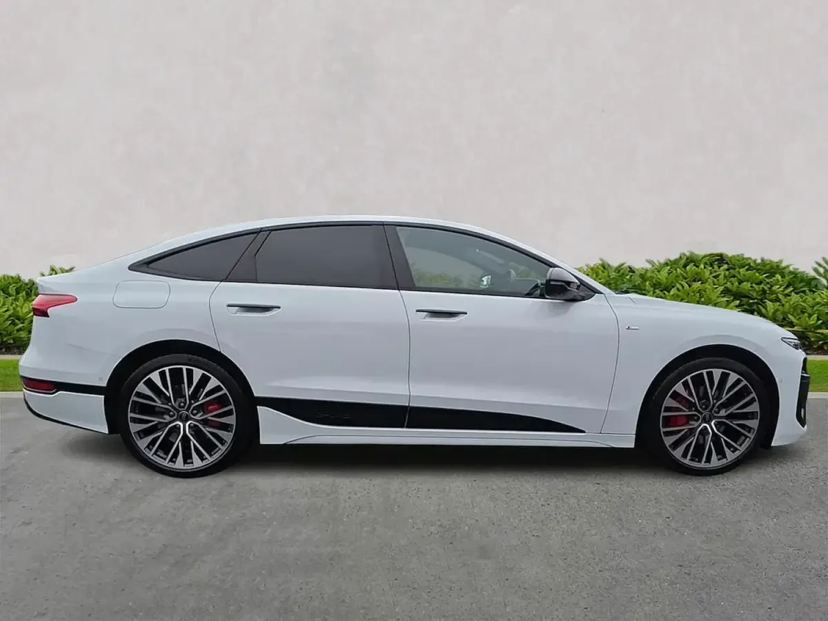 Begagnad Audi A6 e-tron Performance 269 kW (367 HK) 2025 Vit Halvkombi