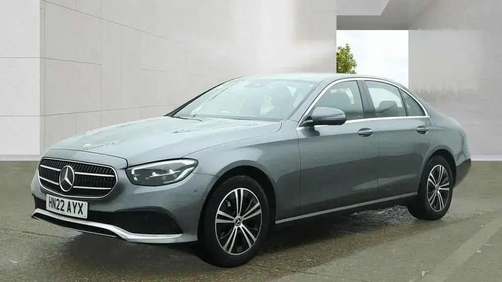 Usado Mercedes E200 211 CV (155 kW) 2022 Gris Berlina