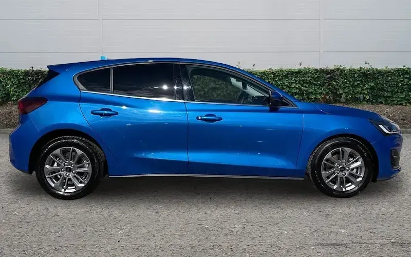 Begagnad Ford Focus Titanium 125 HK (91 kW) 2024 Blå Halvkombi